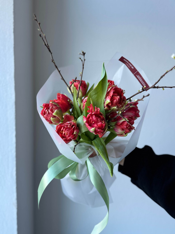 Букет #155 из красных пионовидных тюльпанов