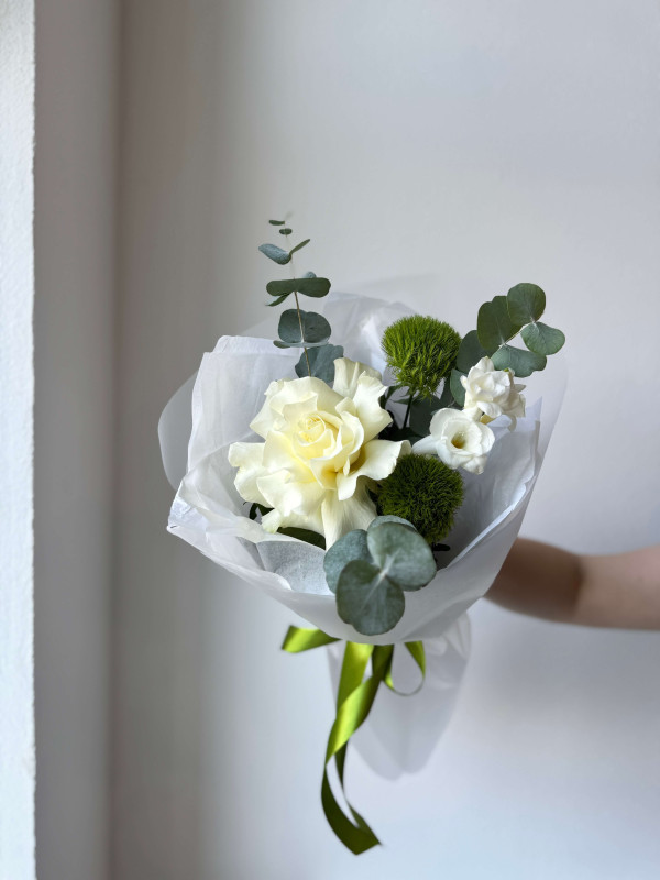 Букет #167 белая фрезия и французская роза
