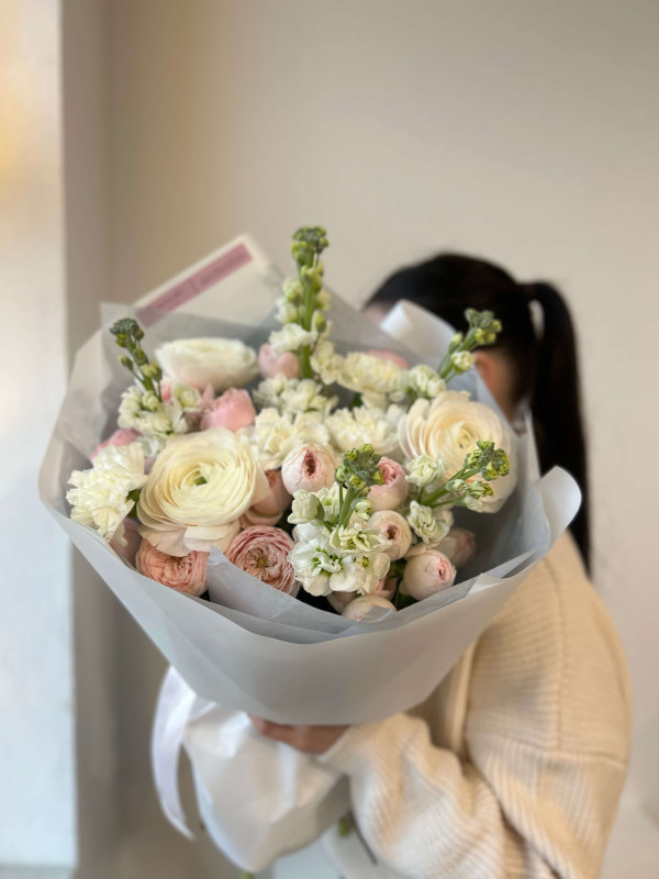 Букет #168 ранункулюс и пионовидные розы