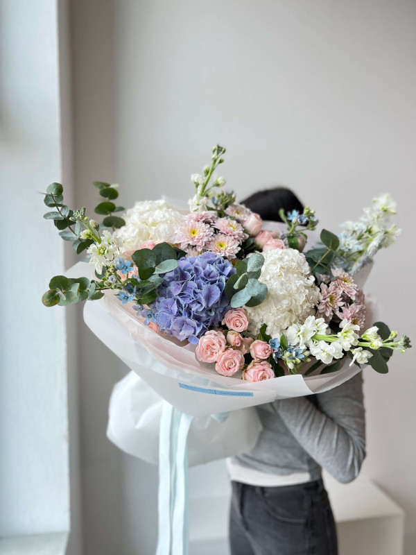 Букет #241 с гортензиями и маттиолой