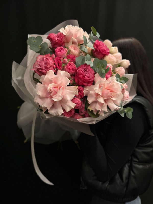 Букет XXL #25 из пионовидных роз Кантри Блюз, Жизель, Менсфилд Парк