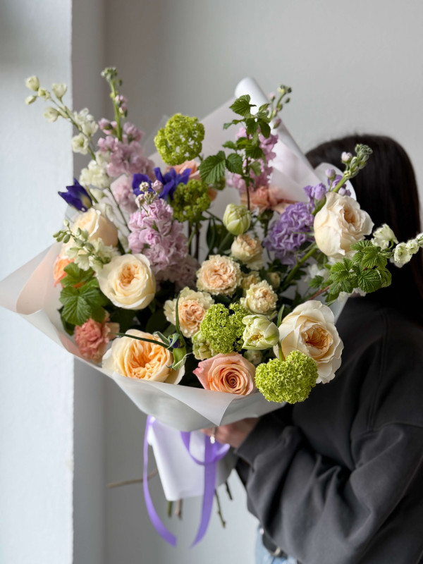 Букет XXL #285 маттиола, вибурнум, пионовидные розы