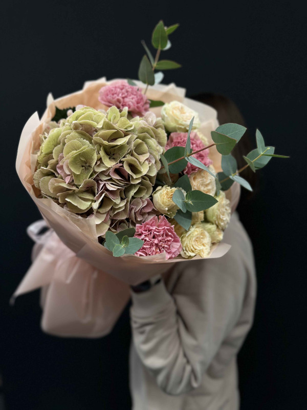 Букет #368 с гортензией и гвоздиками