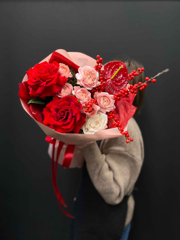 Букет #413 с ягодами Илекса и антуриумом