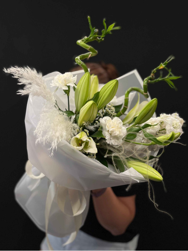 Букет #459 авторский с лилией и бамбуком