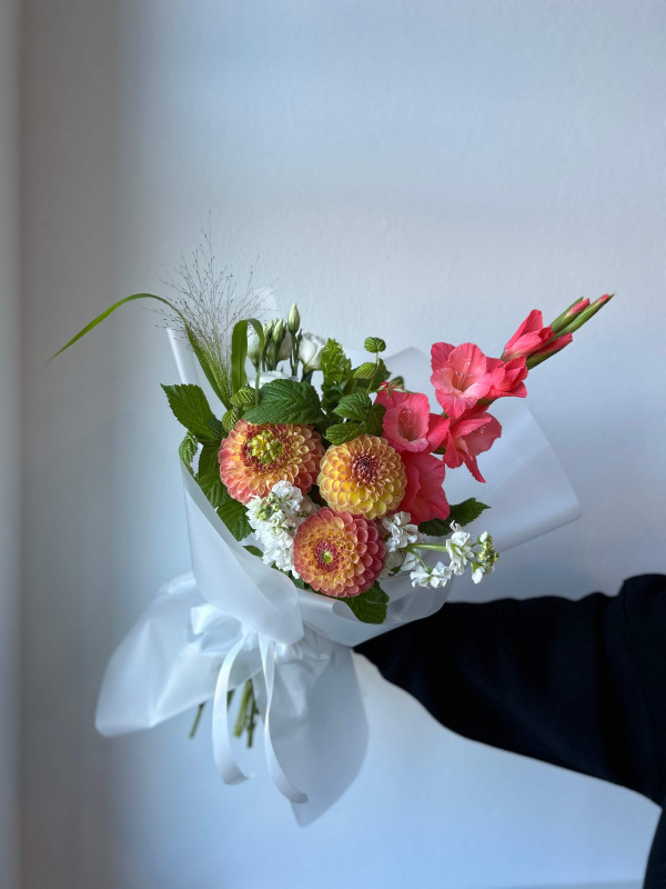 Букет #473 оранжевый георгин и гладиолус