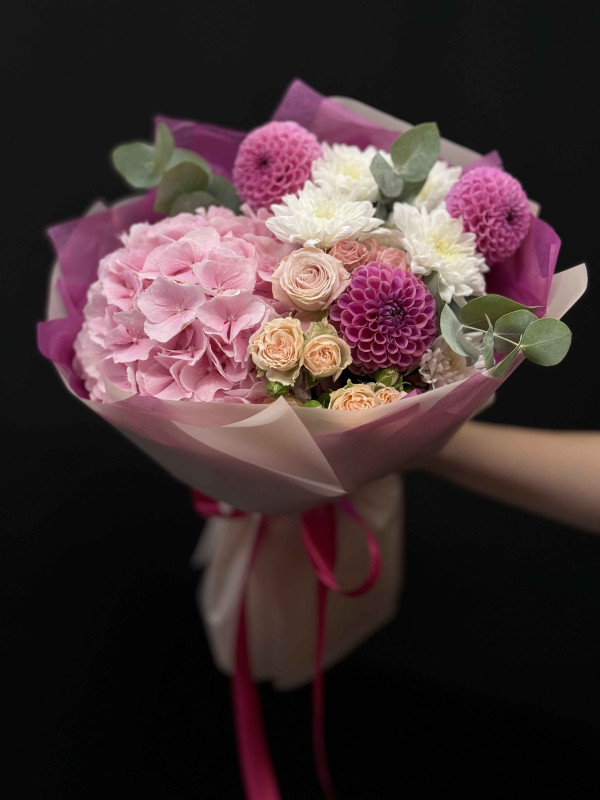 Букет #532 гортензия и малиновый георгин