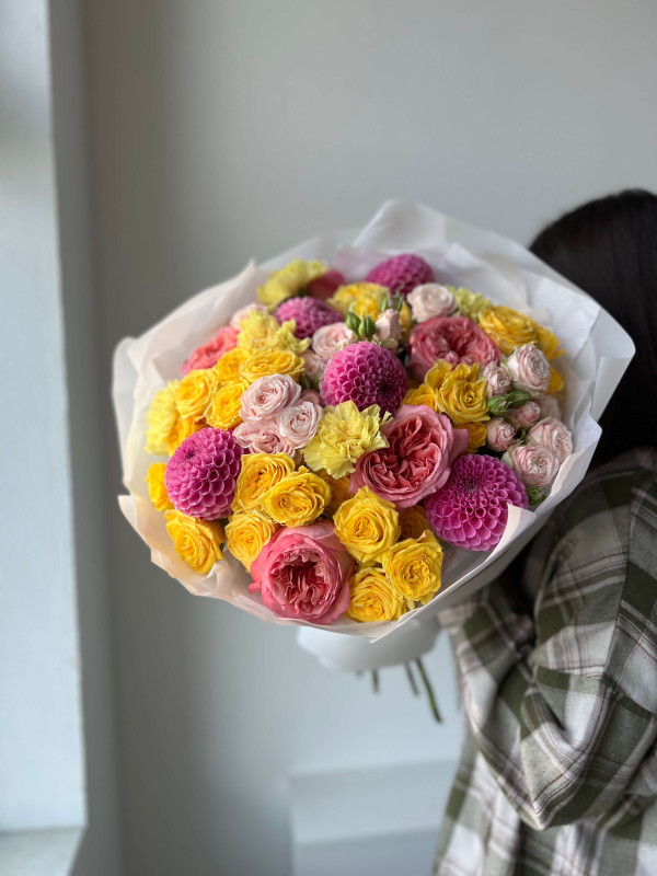 Букет XXL #555 из георгинов и кустовых, пионовидных роз