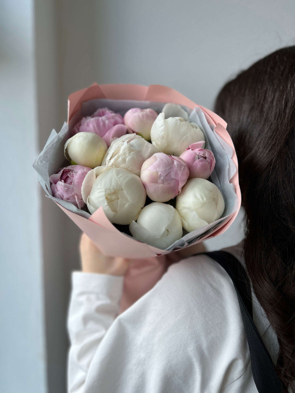 Букет #55 из белых и розовых пионов