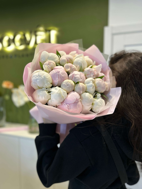 Букет #586 из 25 белых и розовых пионов