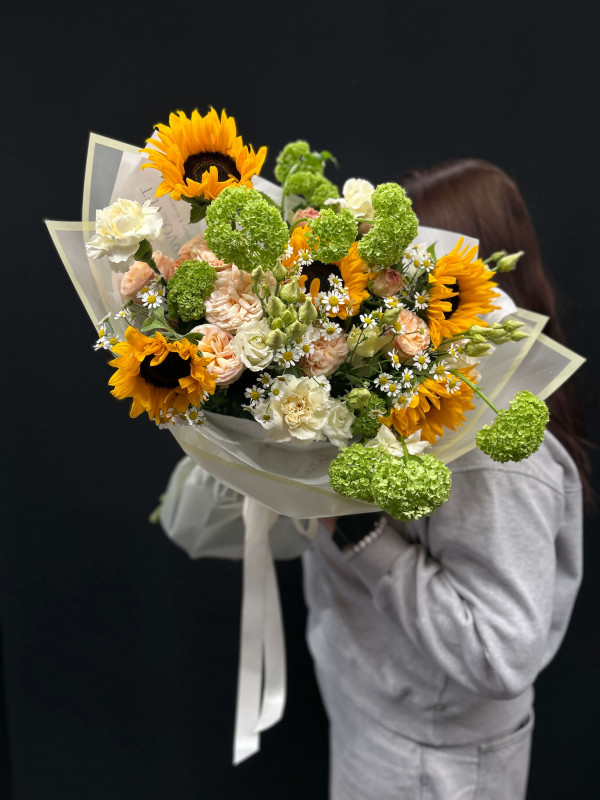 Букет #96 подсолнух и зеленый вибурнум