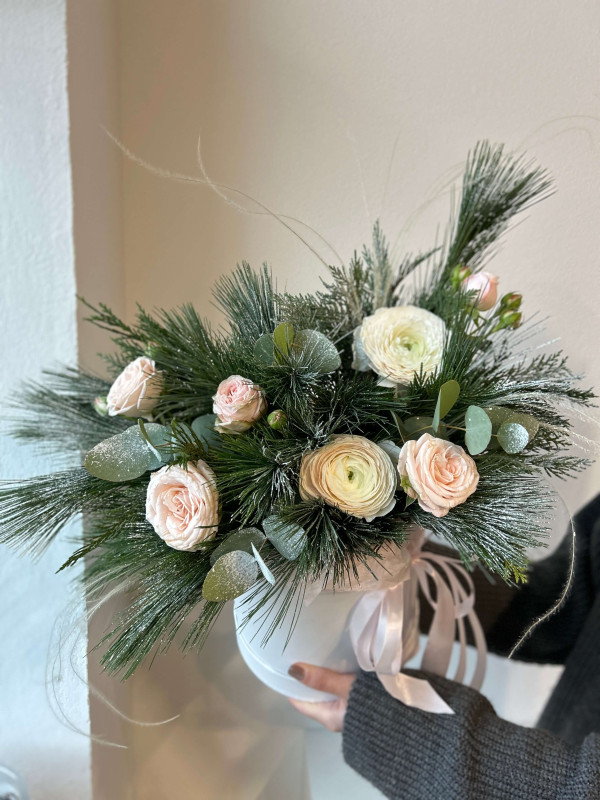 Композиция #135 ранункулюс, кустовая роза и хвоя