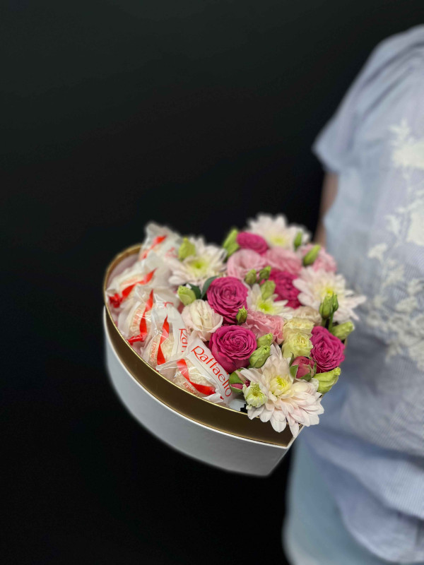 Композиция #63 с цветами и рафаэлло