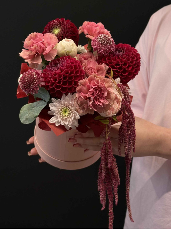 Композиция #81 с георгинами, скабиозой и амарантом