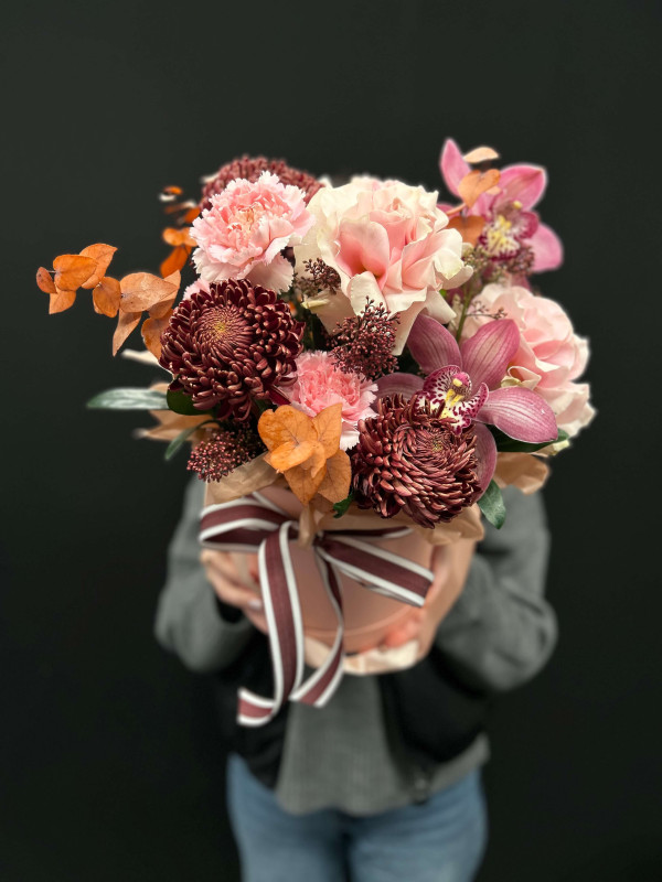 Композиция #85 с французской розой и хризантемой Бигуди в коробке