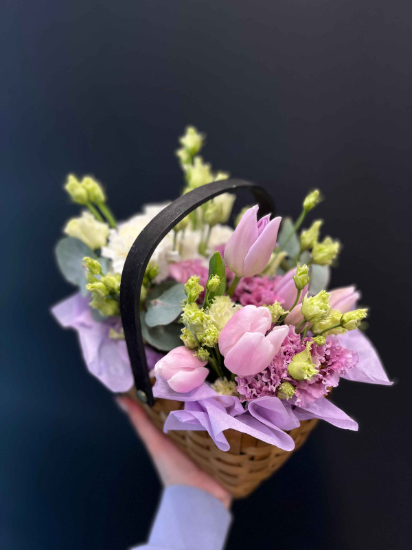 Композиция #20 в корзине с тюльпанами