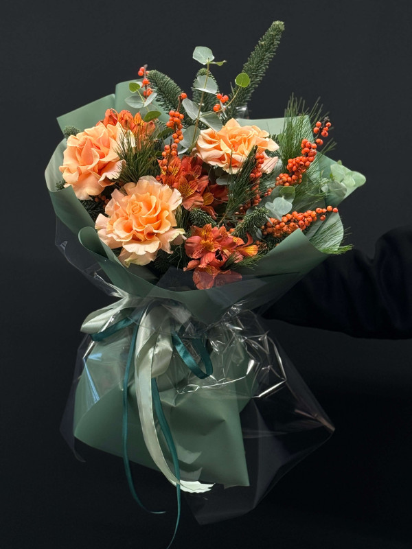 Букет #542 французская роза, хвоя и ягоды Иллекса