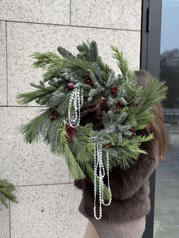 Новогодний венок #106 с декором из бусин и шишек