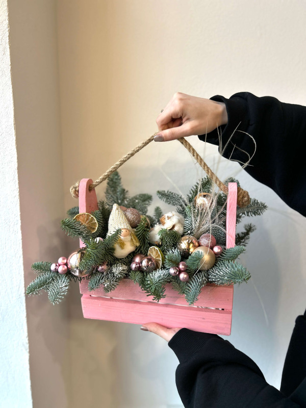 Новогодняя композиция #119 в ящике с розовым декором