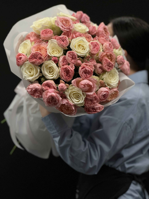 Букет #46 белая роза и пионовидная кустовая роза Джульетта