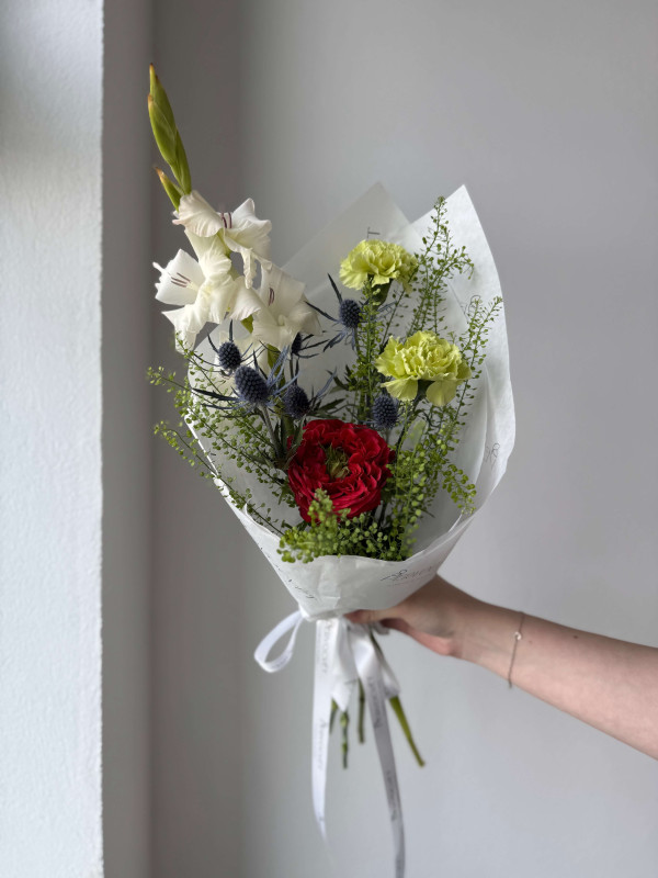 Садовый букет #14 красная пионовидная роза и гладиолус