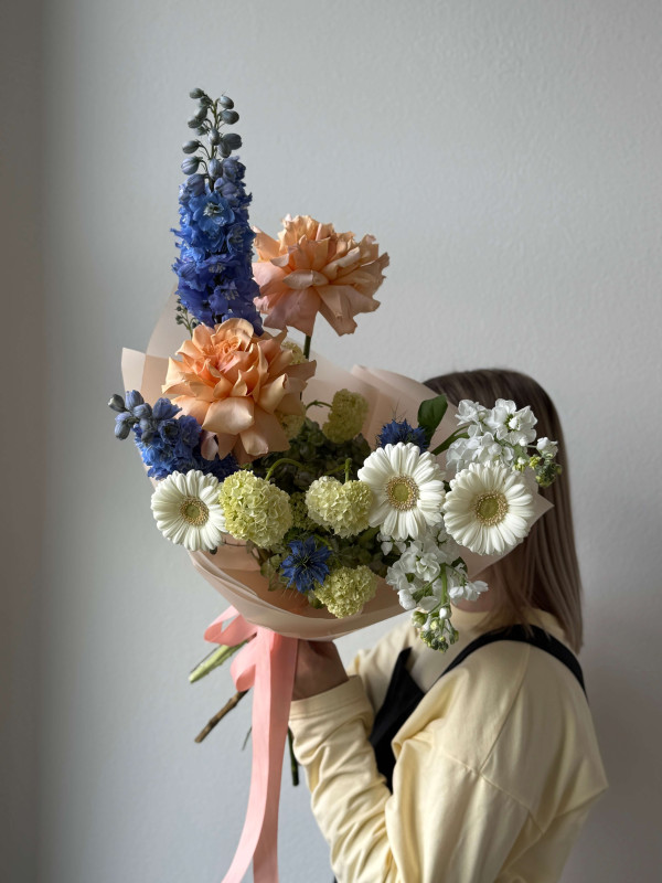 Садовый букет #18 дельфиниум и французская роза