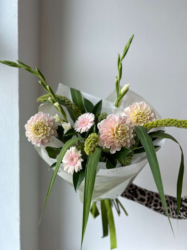 Садовый букет #36 с георгином и сетарией