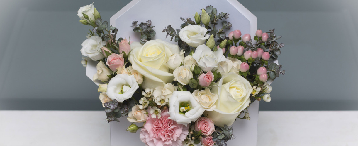 Особенности ухода за цветами в коробке