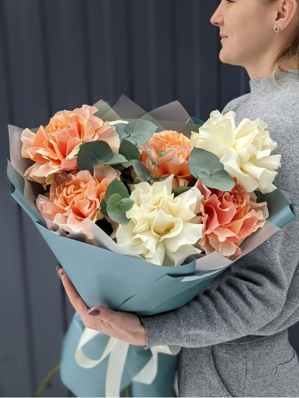 Букет #126 из французских роз с эвкалиптом