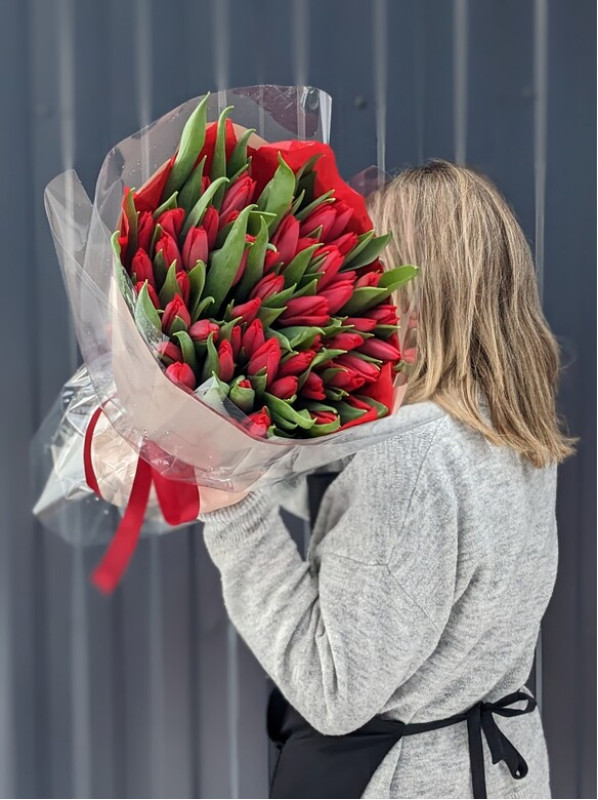 Букет XXL из 51 красного тюльпана