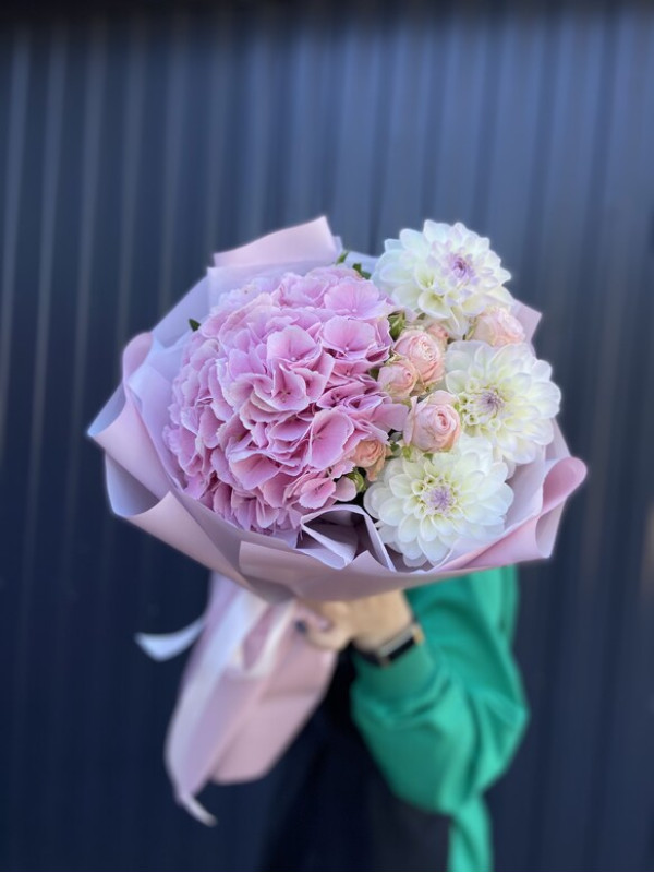 Букет #214 с гортензией и георгинами Эвелин