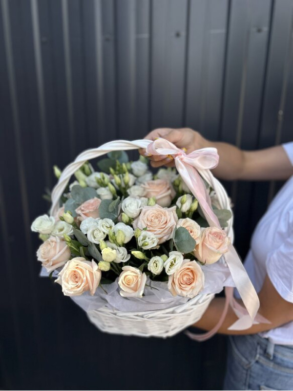 Композиция #101 с розами и эустомой