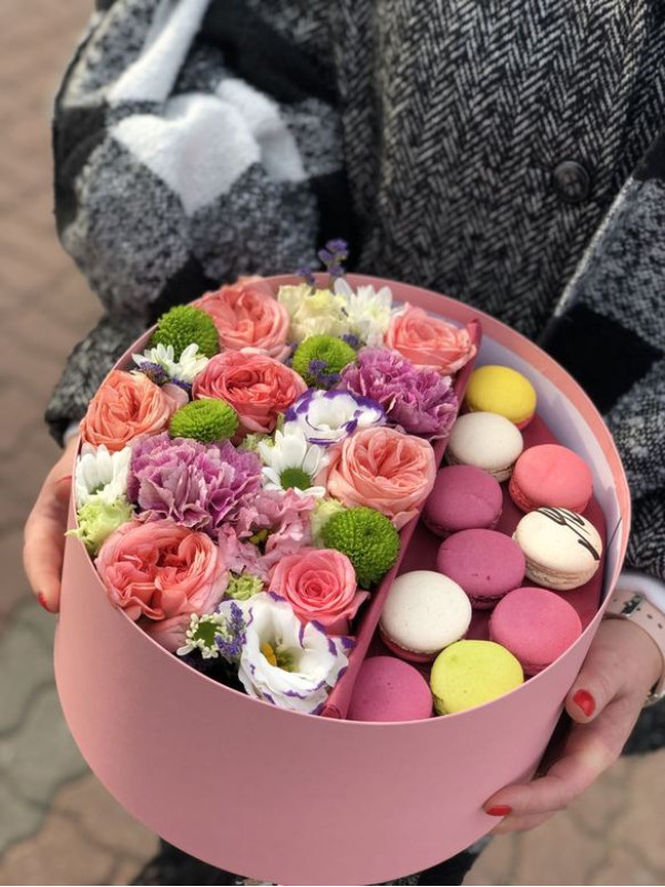 Композиция #66 с цветами и макарунами