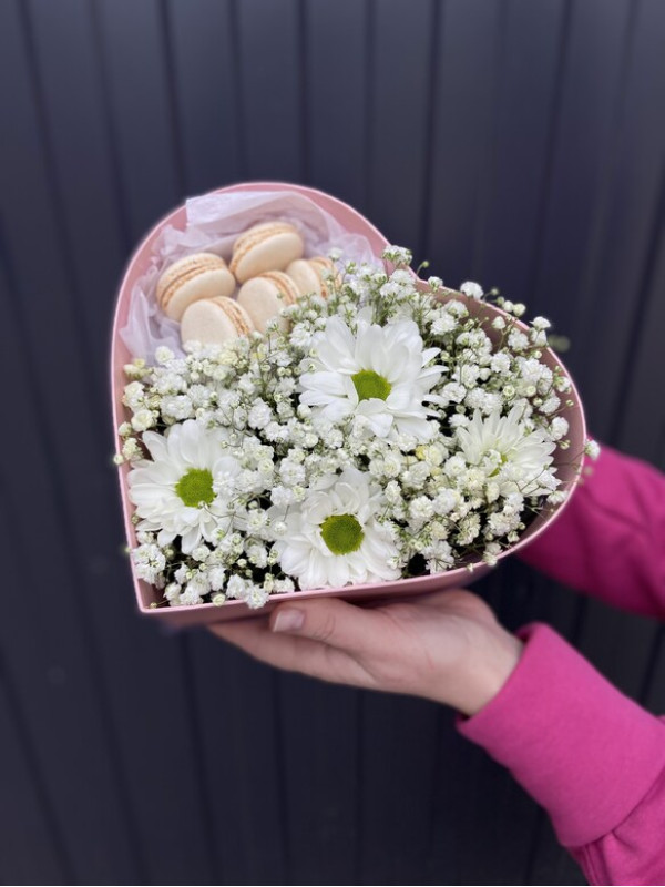 Композиция #90 с цветами и макарунами