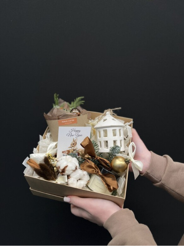 Новогодний бокс #79 с подсвечником и свечой