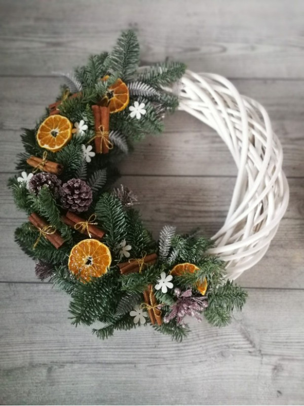 Новогодний венок #41 из лозы с праздничным декором