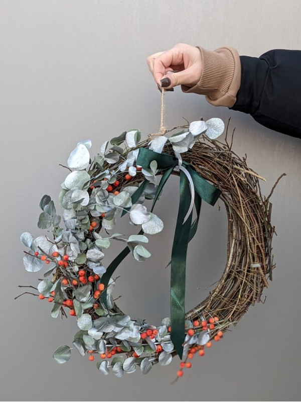 Венок из лозы с эвкалиптом и илексом #30