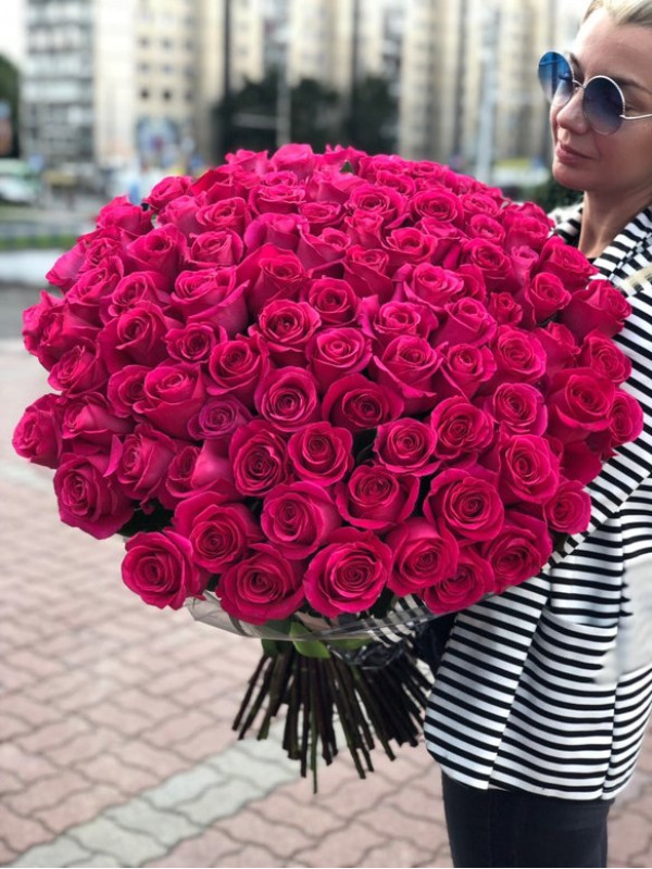 Букет 101 Малиновая роза Эквадор