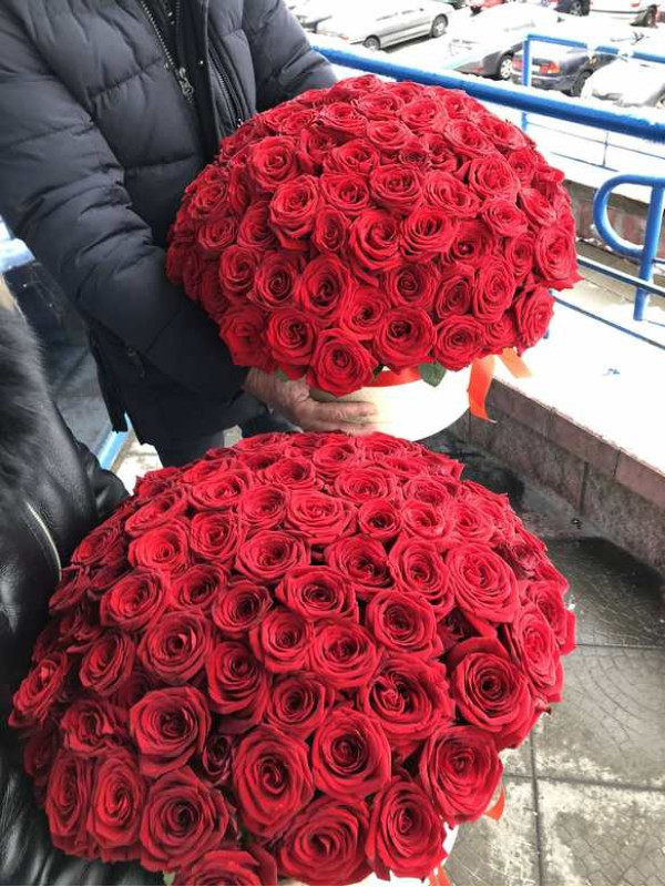 Композиция #53 из 101 розы в шляпной коробке