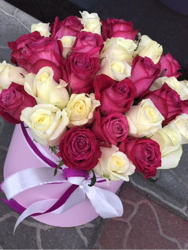 Композиция #27 из 31 бело-малиновой розы