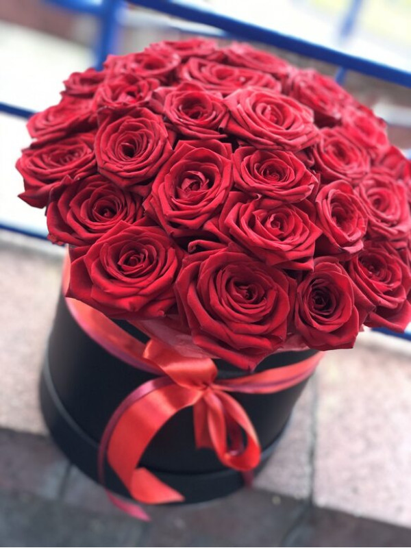 Композиция #32 из 35 роз в шляпной коробке