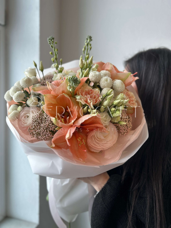 Букет #228 амариллис и ранункулюс Ханой