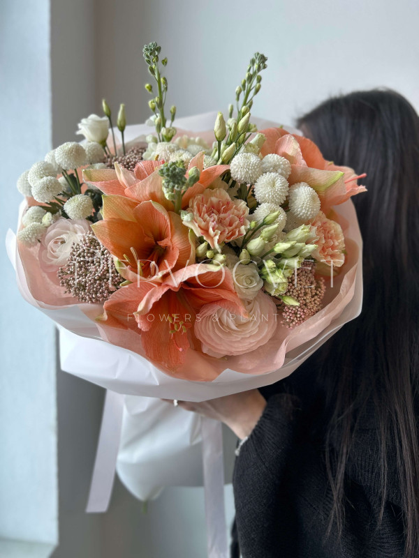 Букет #228 амариллис и ранункулюс Ханой