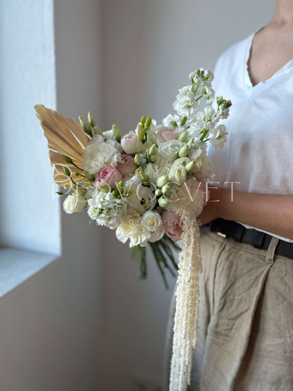 Букет невесты #4 эустома, пионовидная роза и амарант