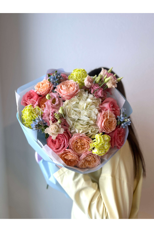 "Дофаминовый" букет #202 с гортензией, розами и оксипеталлумом