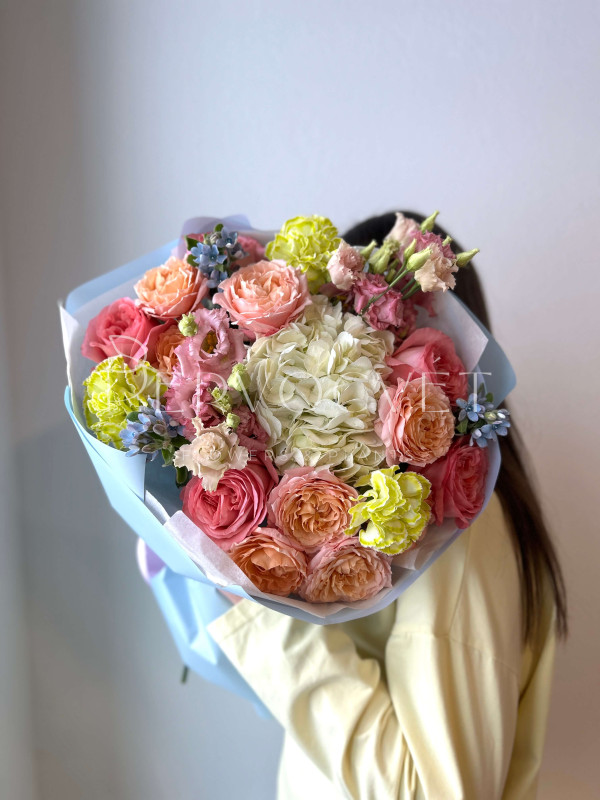 "Дофаминовый" букет #202 с гортензией, розами и оксипеталлумом