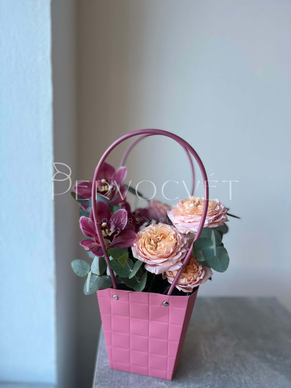 Композиция #33 в сумочке с орхидеей