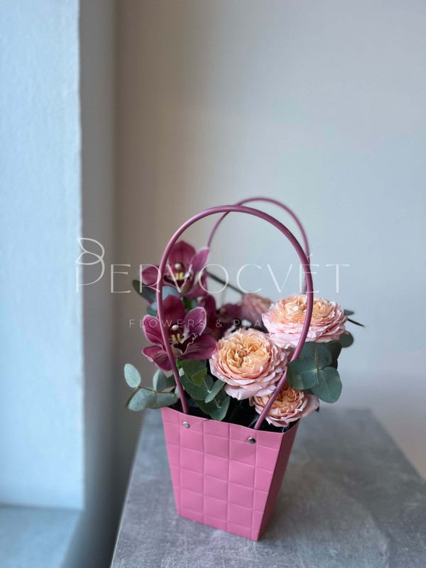 Композиция #33 в сумочке с орхидеей