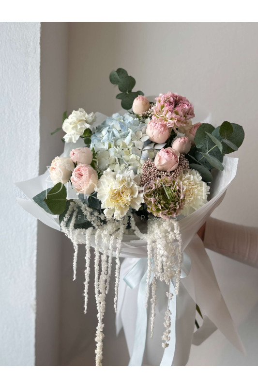 Букет #290 с гортензией и ранункулюсом Помпон