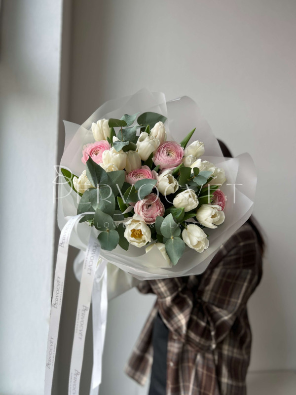 Букет #278 ранункулюс и белый тюльпан
